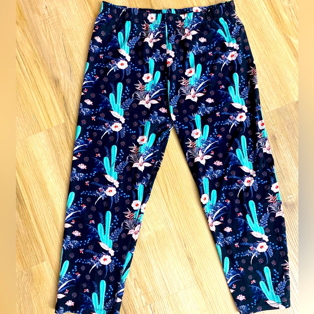🌵 ❤️🌵Adorable High Waisted Soft Cropped Black Cactus Stretch Leggings